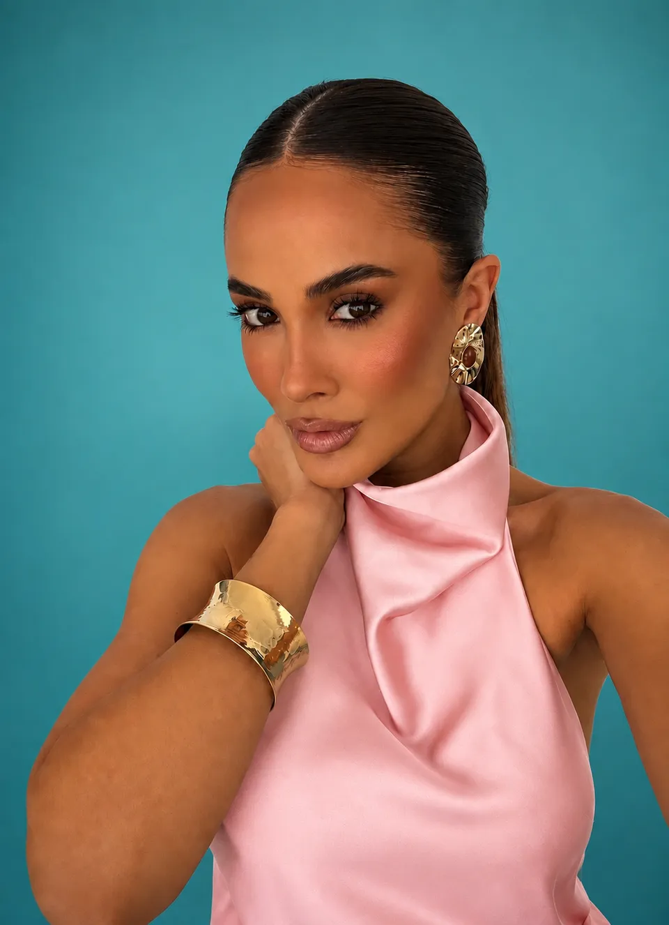 Mulher usando semijoias de luxo OH QUE LINDA BIJU